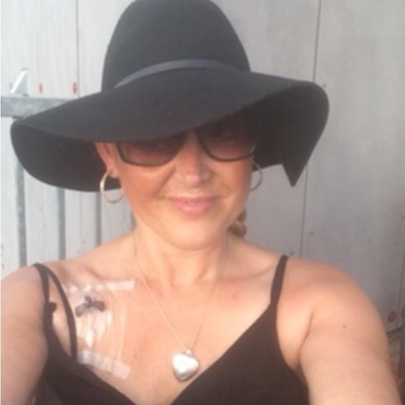 Meet your Posher, Amy. - Picture 2 of 9